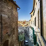 Guesthost - Historic Palace In The Heart Of Appartement *